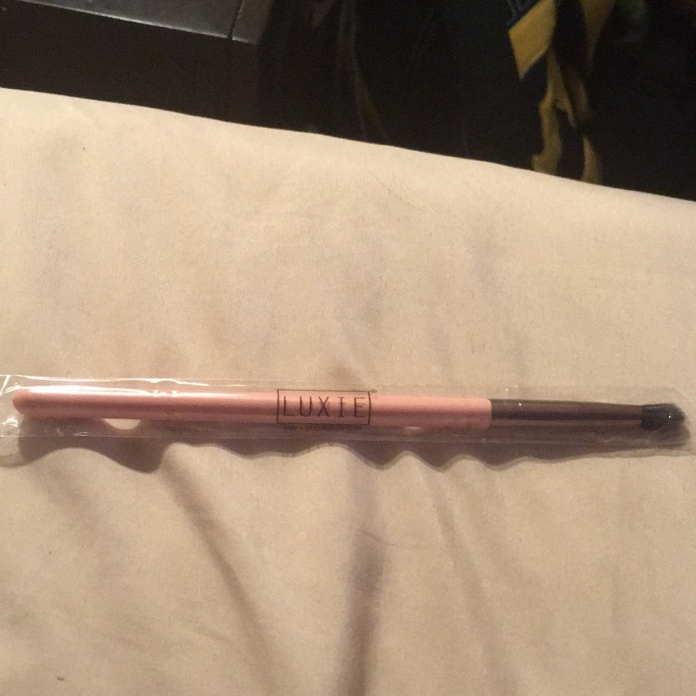 Pink Luxie make up eye shadow brush
